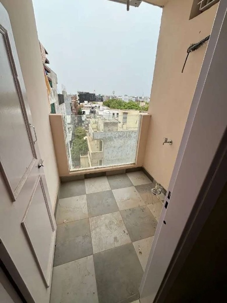 Spacious 2 BHK Apartment with 1 Bath, 900 sq. ft. Available for Rent in DLF Phase 3" - Flats & Apartments in India