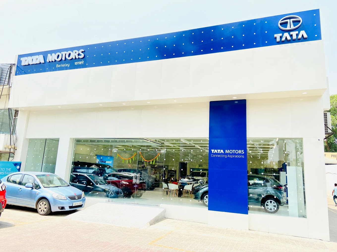 Tata Motors Cars Showroom - Berkeley, Industrial Area Phase 1 - Automobile Dealers in India